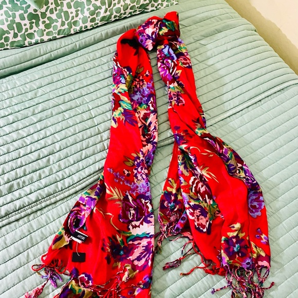 Apt. 9 oblong floral scarf🧣🧣🧣 - Picture 2 of 4